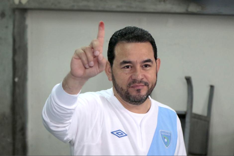 El presidente Jimmy Morales participó en un juego de fútbol con militares, donde se fracturó el brazo y ahora será intervenido quirúrgicamente. (Foto: Archivo/Soy502)