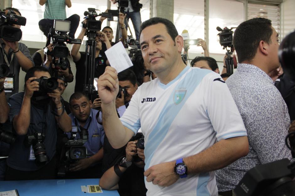 El presidente Jimmy Morales se lesionó la mano derecha en un partido de fútbol que sostuvo después de una reunión con militares de alto rango. (Foto: Archivo/Soy502)