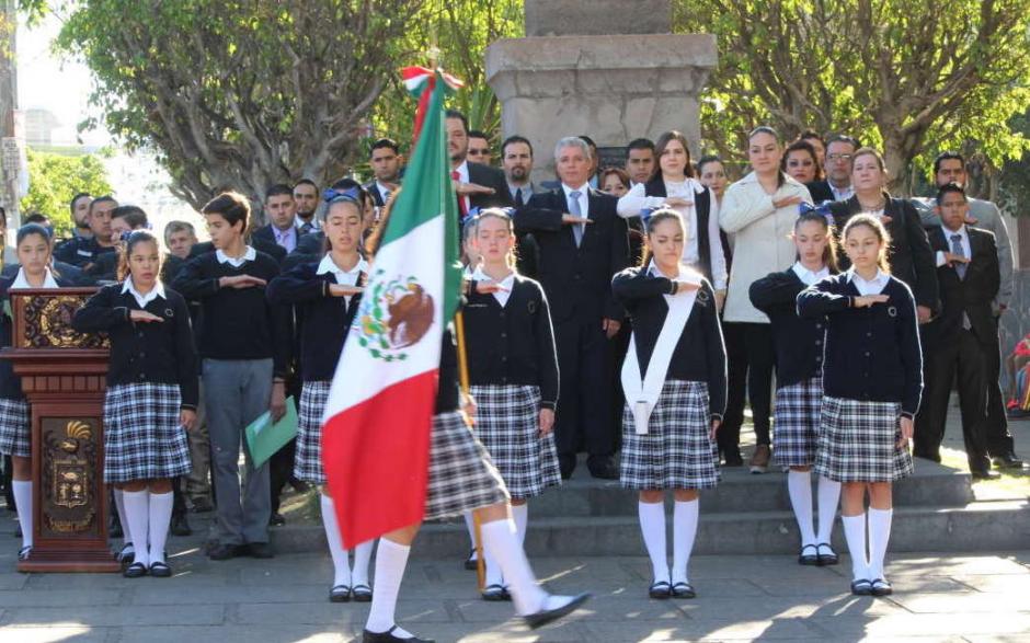 El acto cívico se realizaba con toda solemnidad hasta que ocurrió el incidente. (Foto: Presidencia Municipal de Sahuayo)