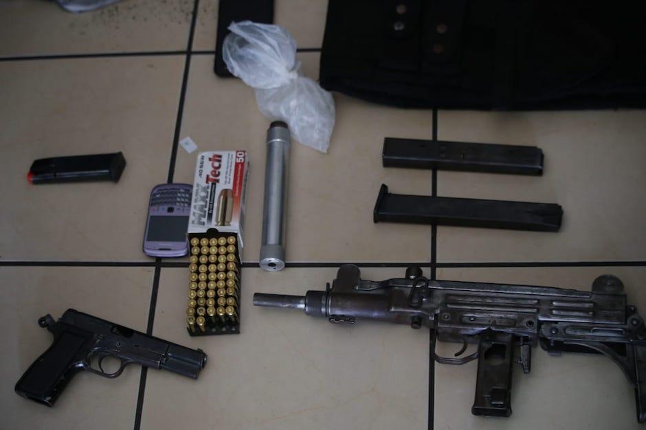 Los tres hombres pretendían atacar las sedes de dos instituciones. (Foto: PNC)