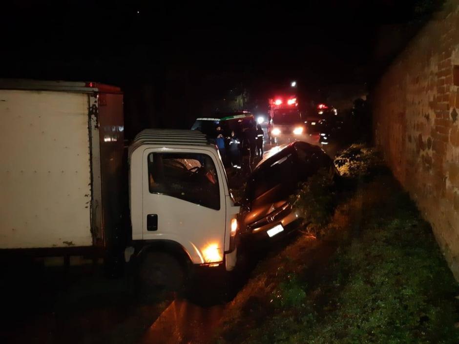 El incidente se debió a lo mojado de la cinta asfáltica en la entrada a Antigua Guatemala. (Foto: Noti Prensa Sacatepéquez)