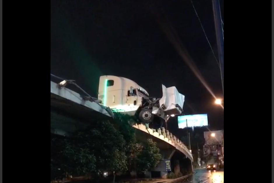 El cabezal quedó cerca de caer del puente de San Cristóbal. (Captura Video)