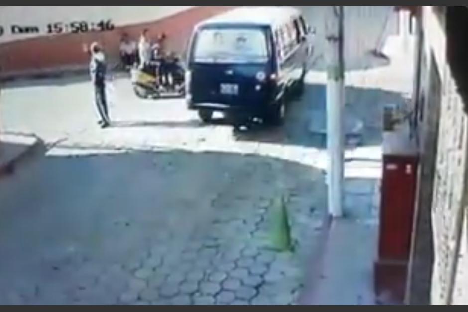 El agente marca el alto a los conductores quienes no respetan y chocan. (Foto: captura pantalla) 