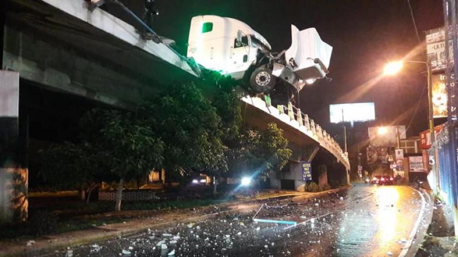 El camión estuvo a punto de caer del puente. (Foto: PMT Mixco) 