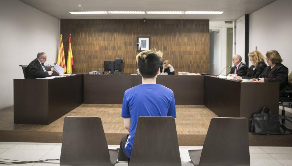 Según informó la fiscalía, el joven ha cometido otros actos que humillan a las personas más vulnerables. (Foto: El País)