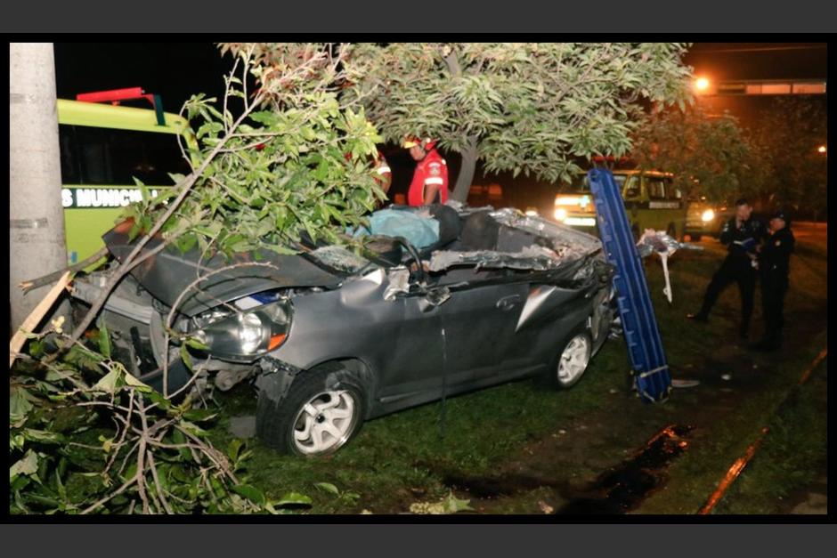 Así quedó el carro que pasó bajo el tráiler el pasado 21 de octubre. (Foto: Bomberos Municipales) 