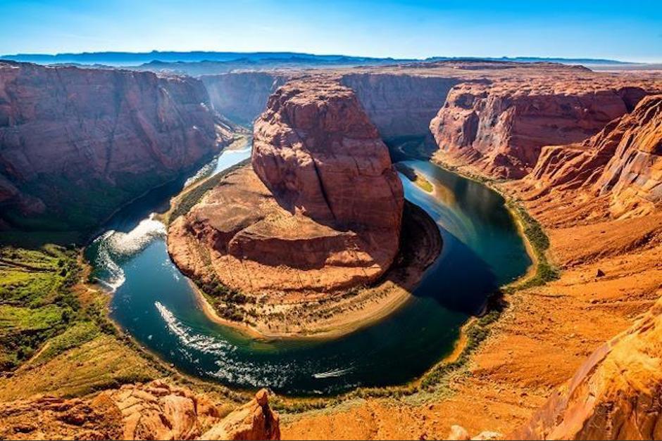 En su intento de tomar una buena foto, la mujer estuvo a punto de caer. (Foto: Listin Diario)