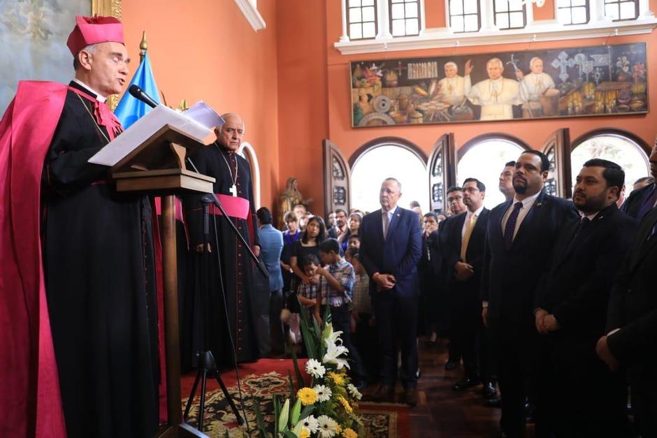 El Nuncio Apostólico junto a varios funcionarios del Gobierno de Jimmy Morales. (Foto: Deyler Pinelo/@DeylerP)