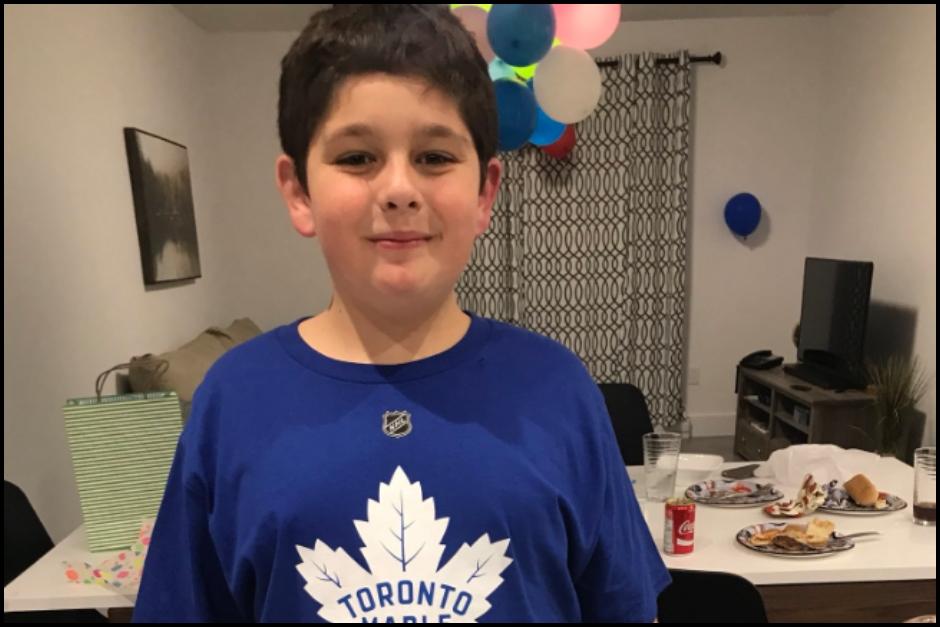 El pequeño no tuvo la compañía de sus amigos, pero su cumpleaños once será inolvidable. (Foto: Twitter Jason Foster) 