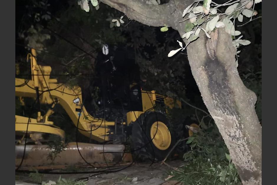 El camión que se accidentó transportaba maquinaria para la construcción. (Foto: Noticias Mixco) 