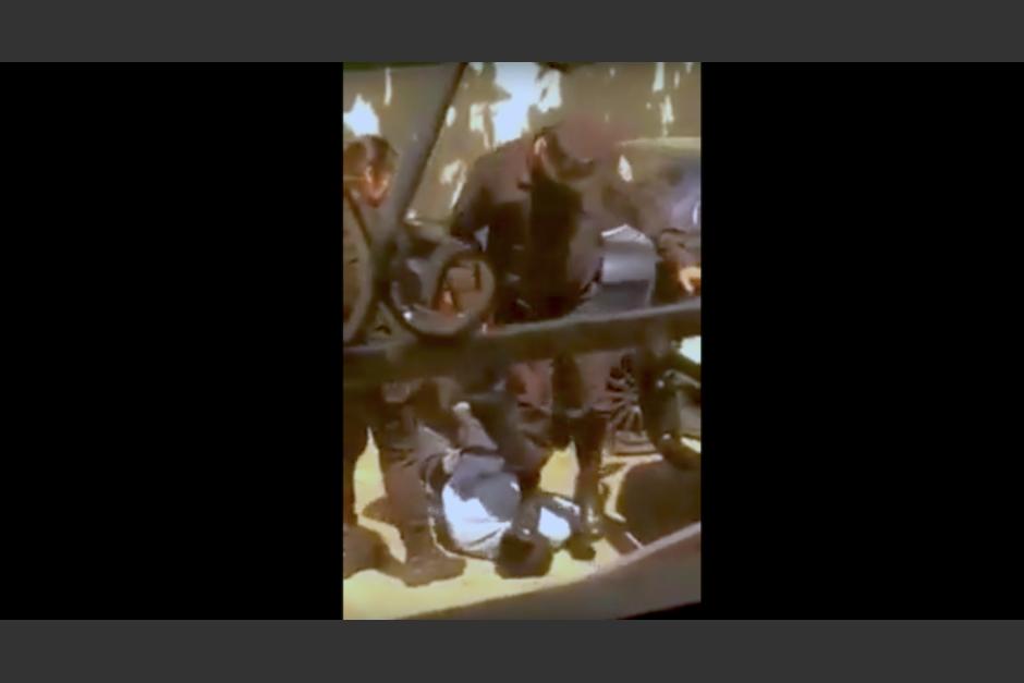 Tres agentes de la PNC de El Salvador golpean a un presunto pandillero. (Foto: Captura de pantalla)