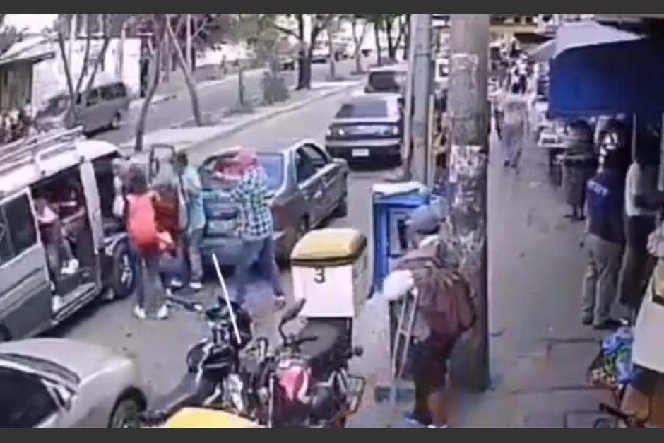 El hombre se acerca al ayudante y le dispara en la cabeza. (Foto: captura pantalla) 