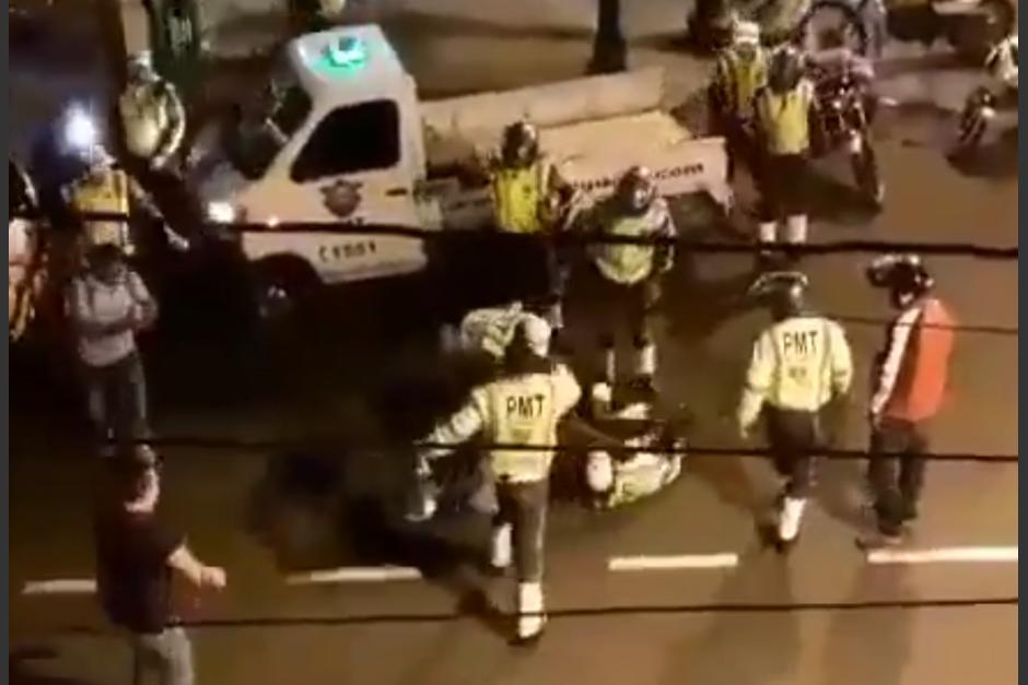El motorista fue agredido por varios de los agentes de la PMT. (Foto: captura de pantalla)