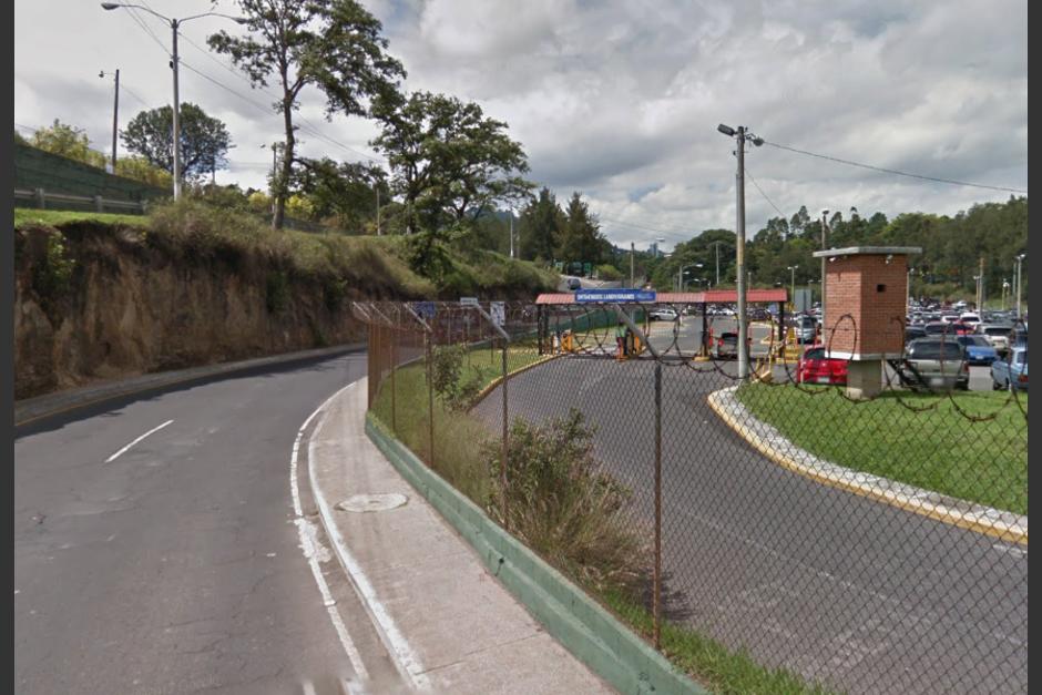 El hombre sufrió varios golpes y raspones por la caída. (Foto: Google Maps)