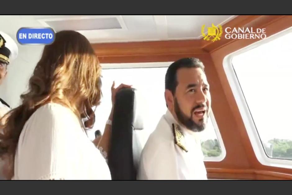 Vestido de comandante naval, el presidente Jimmy Morales acudió a la entrega del buque con el que se pretende, entre otras actividades, combatir el contrabando en la costa del Pacífico. (Captura Video)