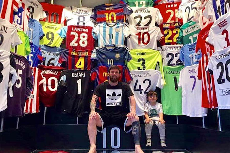 Lionel Messi tiene cientos de camisetas de diversos jugadores, pero sólo la Zinedine Zidane fue pedida por "La Pulga". (Foto: Instagram)