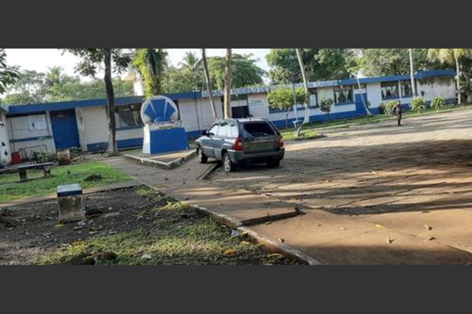 El Ejército reconoció que el hombre que chocó su vehículo contra el portón de la Granja Penal Canadá, es militar. (Foto: PNC)