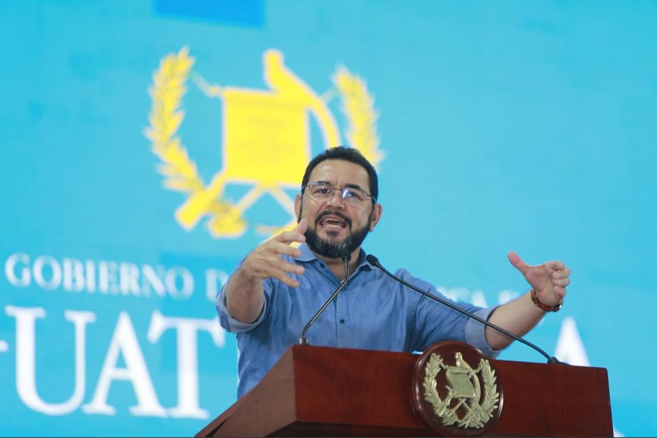 El mandatario aplaudió los trabajos de remodelación en el Hospital Regional de Cobán y durante su discurso se detuvo a aplaudir los baños. (Foto: AGN)