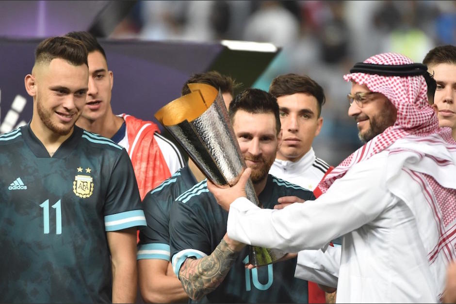 Messi recibe el título obtenido al vencer a Brasil en Arabia Saudita. (Foto: AFP)