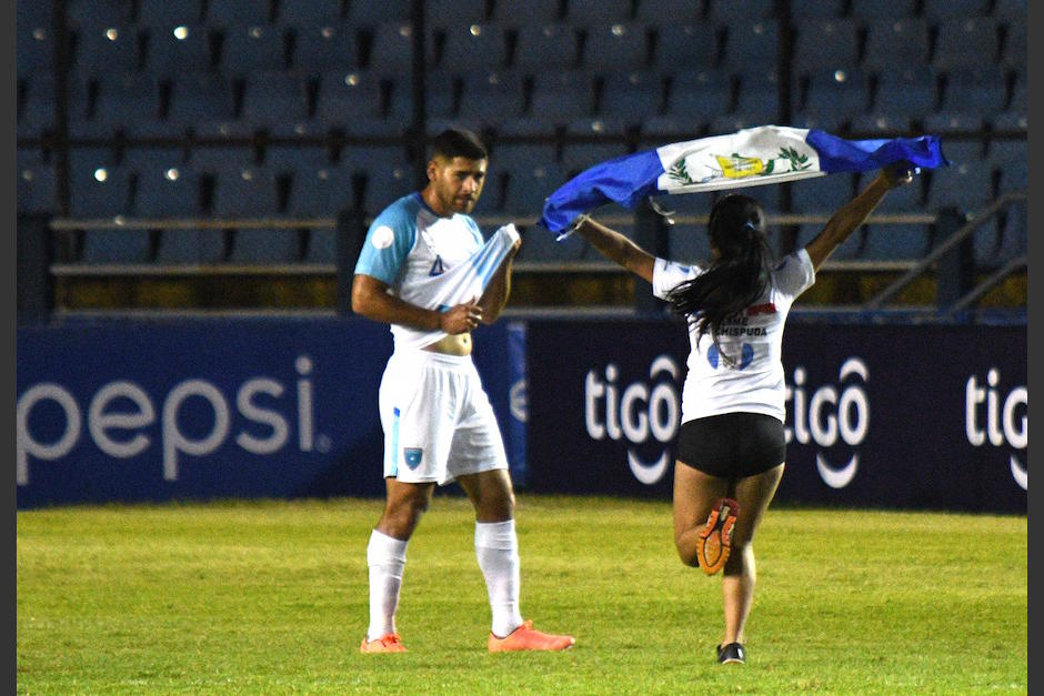 Esme La Chispuda corrió por todo el campo del estadio Nacional. (Foto: Rudy Martínez/Soy502)