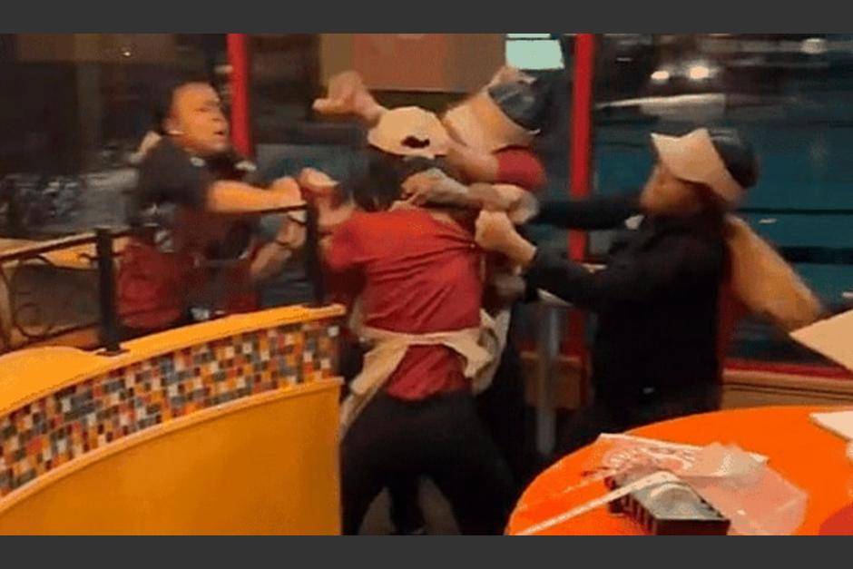 Siete empleados de un restaurante de comida rápida se agarraron a golpes. (Foto: Captura de pantalla)