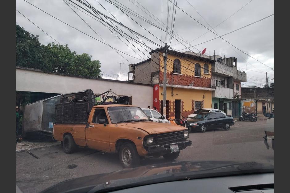 El carro transporta otro carro en tráfico de la ciudad. (Foto: Ángel Rodríguez/Twitter)