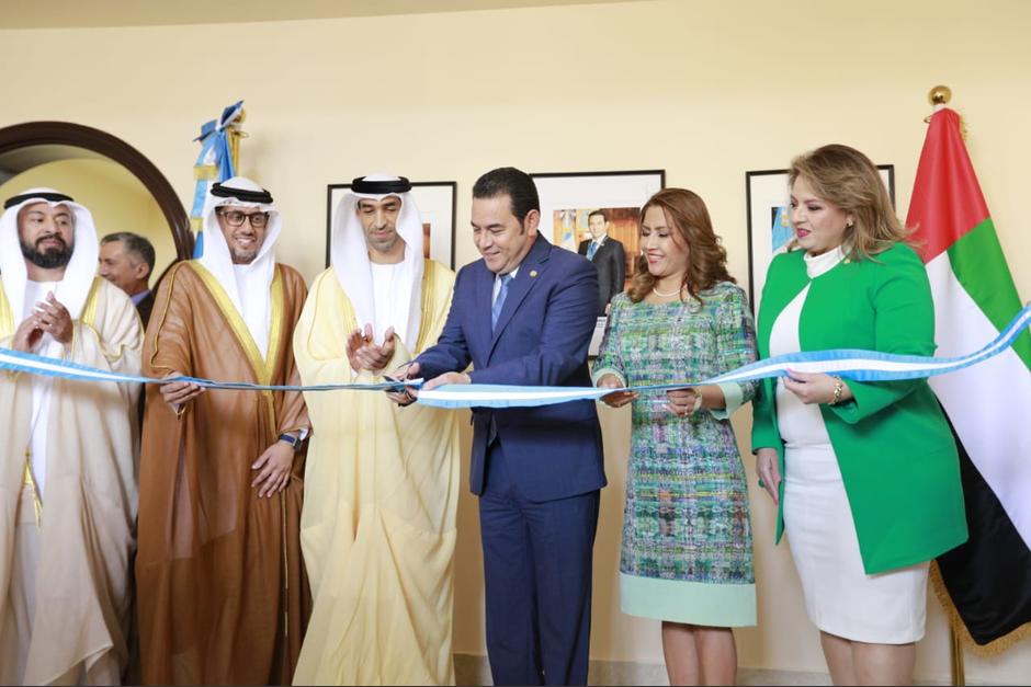 El presidente, acompañado por su esposa, cortan la cinta en el acto protocolario en la inauguración de la sede diplomática en Emiratos Árabes Unidos. (Foto: AGN)