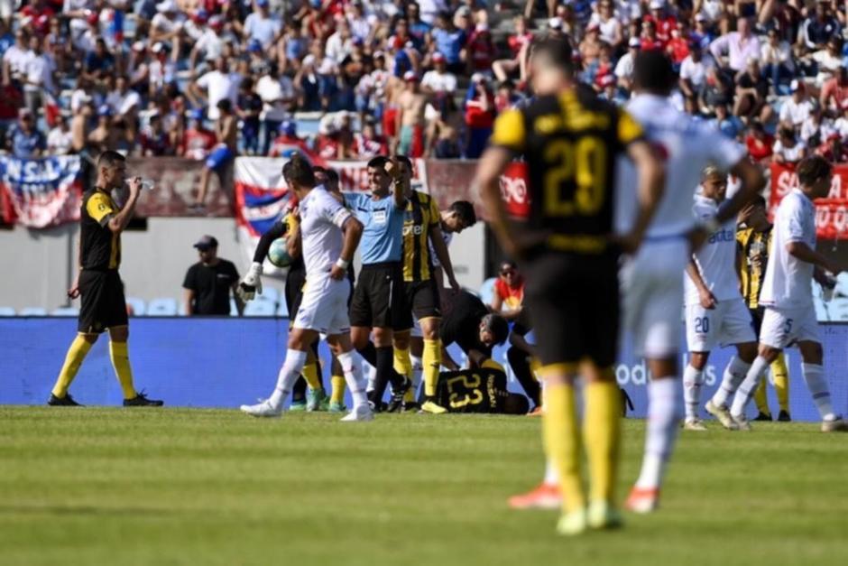 La jugada se dio al final del primer tiempo del derby entre el Nacional y Peñarol de Uruguay. (Foto: El Observador)