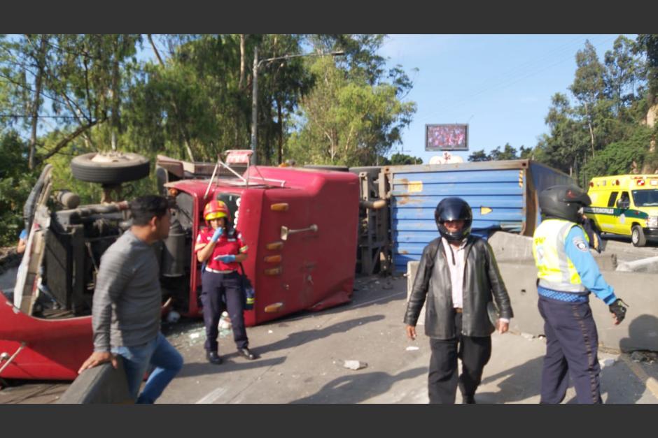 El trailer se pasó llevando los muros de contención y cubrió los dos carriles en la cuesta de Villa Lobos. (Foto: PMT de Villa Nueva)