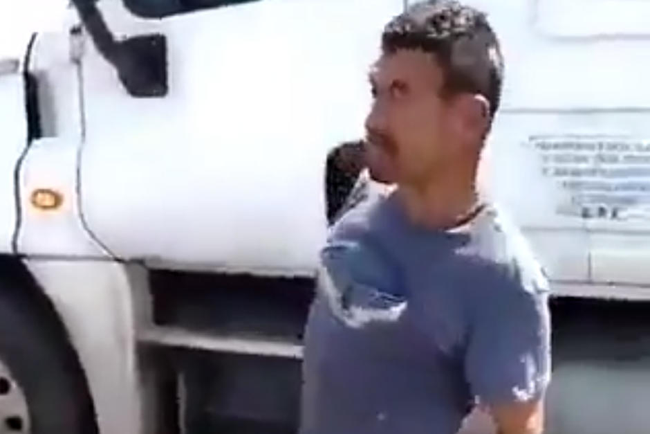 El piloto de un tráiler fue detenido cuando soldados se percataron de su estado. (Foto: Captura de pantalla)