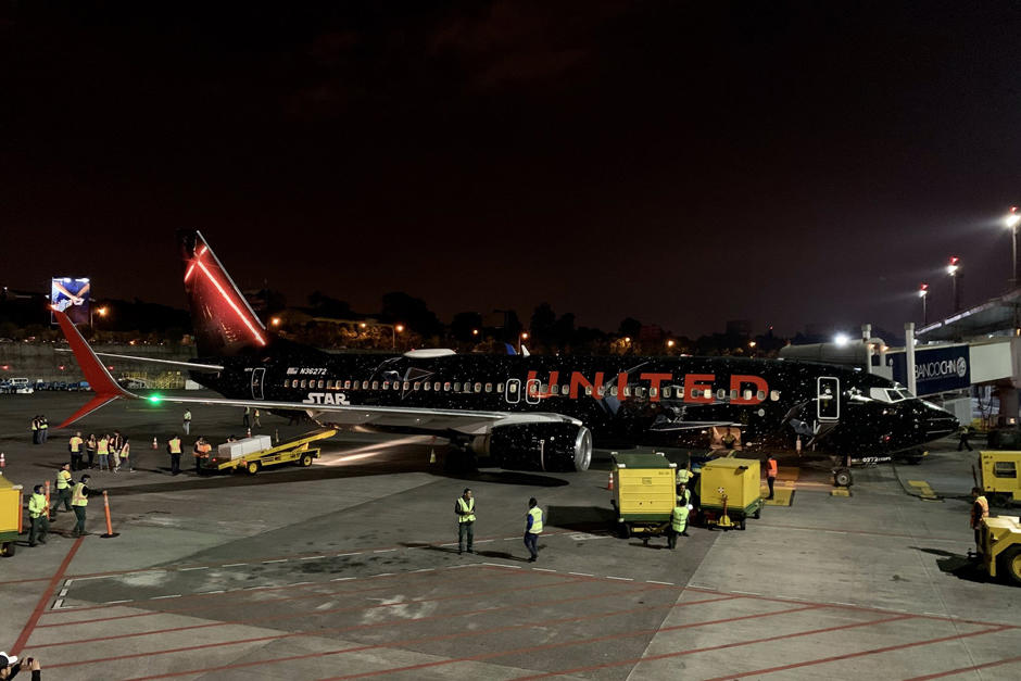 El avión temático de "Star Wars" aterrizó en Guatemala durante la noche del miércoles 20 de noviembre. (Foto: Dirección General de Aeronáutica Civil)