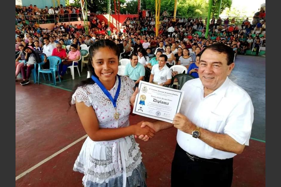 Daniela Estela fue la mejor de su clase y recibió una reconocimiento especial. su empeño y esfuerzo fue aplaudido por los asistentes. (Foto: Julio Guevara)