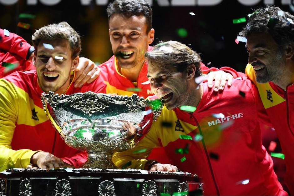 El equipo español festeja la obtención del título. (Foto: AFP)