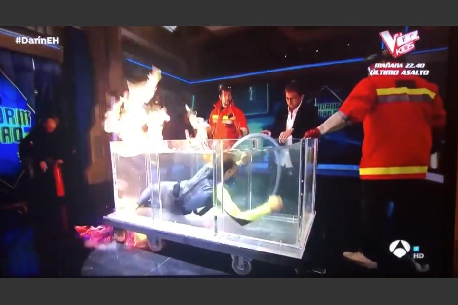 El incidente quedó registrado por varios espectadores que vieron con angustia cómo el ayudante la pasaba mal. (Captura Video)