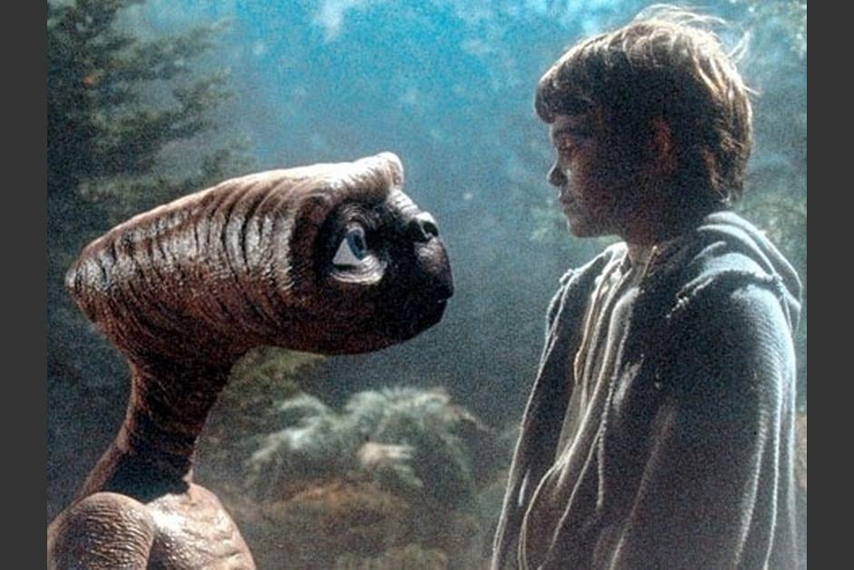 E.T. regresa en una tierna campara navideña. (Foto: Soy502) 