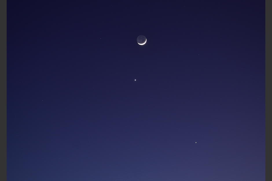 El efecto se puede ver a simple vista, pero en pocos minutos la luna se ocultará en el horizonte. (Foto: Fredy Hernández/Soy502)