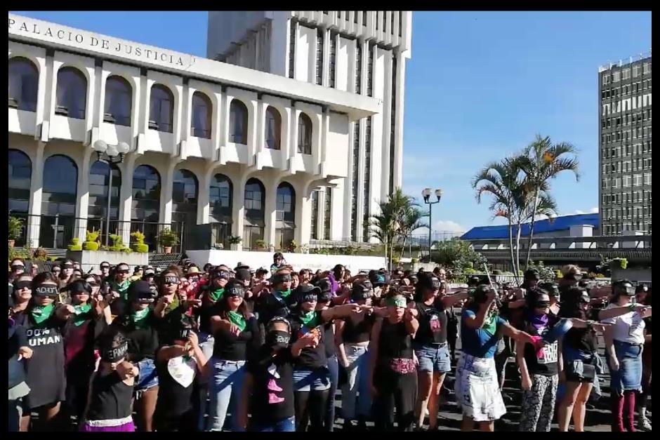 Mujeres unieron sus voces para participar en el cántico "Un violador en tu camino". (Foto: captura de pantalla) 