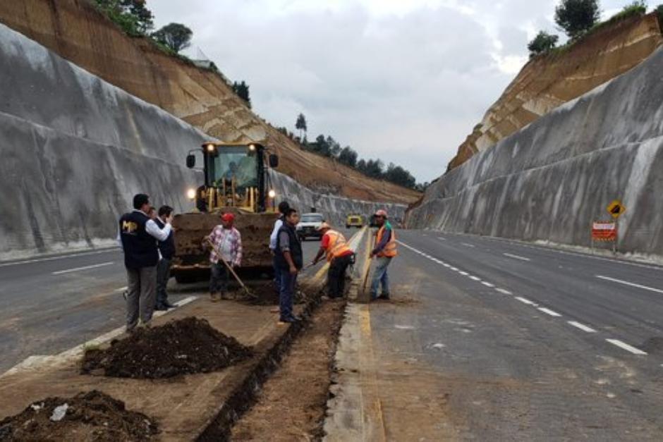 Un equipo de investigadores del MP acudió al Libramiento de Chimaltenango. (Foto: MP)