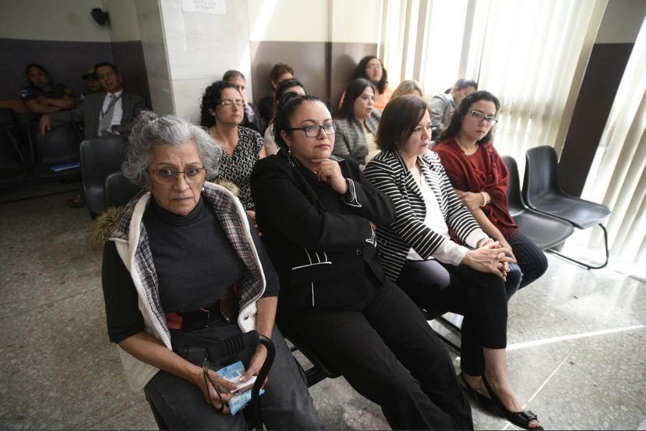 Las cuatro implicadas en el caso del supuesto fraude en la compra del edificio del MP escuchan al fiscal. (Foto: José David Ramos/Soy502)