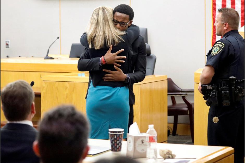 El acto de perdón generó reacciones entre las personas que presenciaron el emotivo abrazo. (Foto: Texas Tribune)