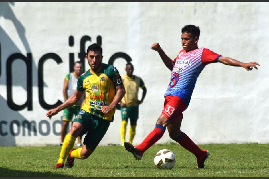 Wilson Pineda, de Guastatoya, y Néstor Grajeda, de Iztapa, en plena disputa del balón. (Foto: Guastatoya)