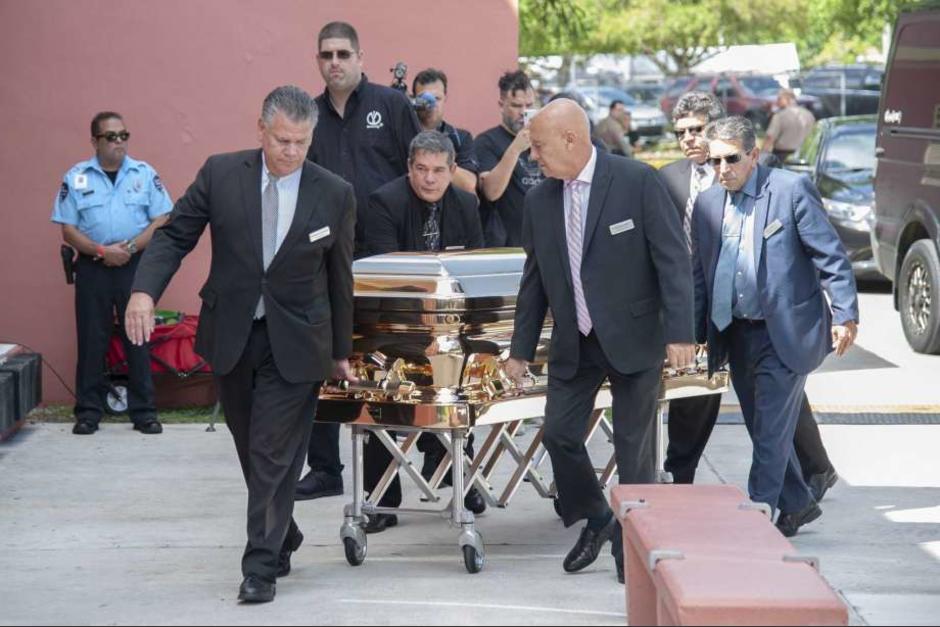 Así retiraron el cuerpo de José José de la funeraria en Miami. (Foto: El Universal)