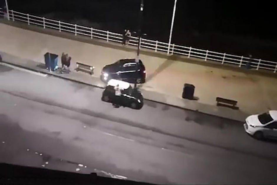 Tras la agresión, dos de los individuos entran en el auto y abandonan el lugar (Foto: captura de pantalla)