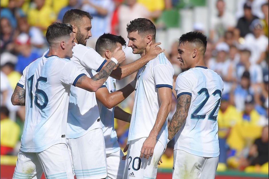 Los jugadores de Argentina festejan uno de los tantos ante Ecuador. (Foto: AFP)