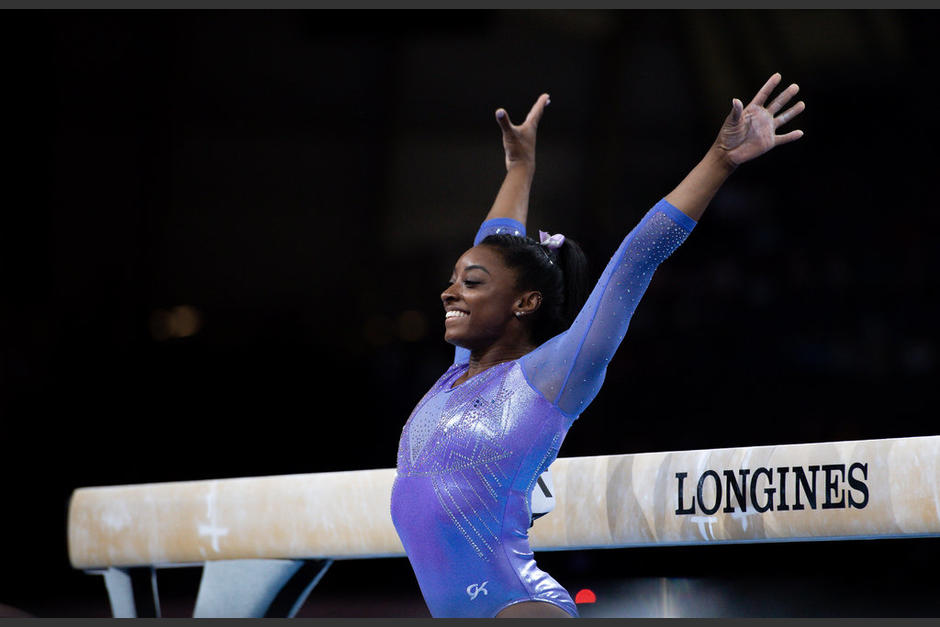 Oros en salto, barra, suelo, general y por equipos, se sumaron al hecho de que ahora dos ejercicios llevarán su nombre a lo largo de la historia. (Foto: The New York Times).