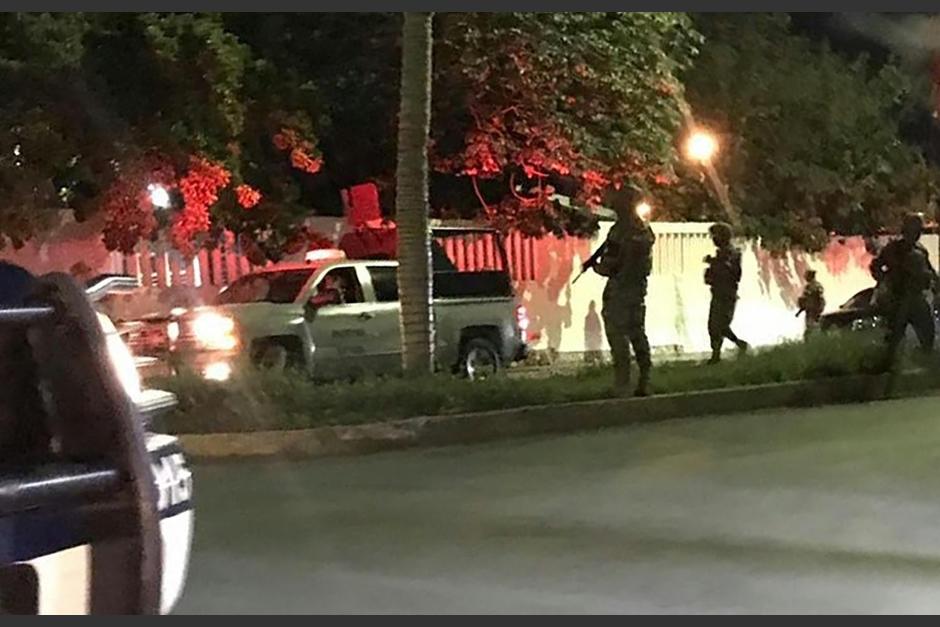 La manta fue colocada en una escuela después de dos incidentes dirigidos contra elementos de seguridad. (Foto: Diario de Yucatán)