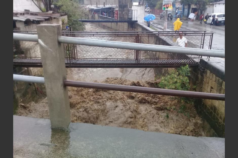  En las imágenes se puede ver que el río pasa cerca de varias casas de San Miguel Petapa (Foto: Conred)