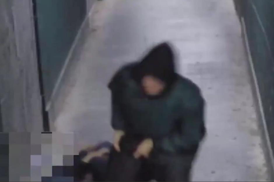 Una mujer fue atacada mientras caminaba cerca de un andamio en construcción. (Foto: Captura de pantalla) 