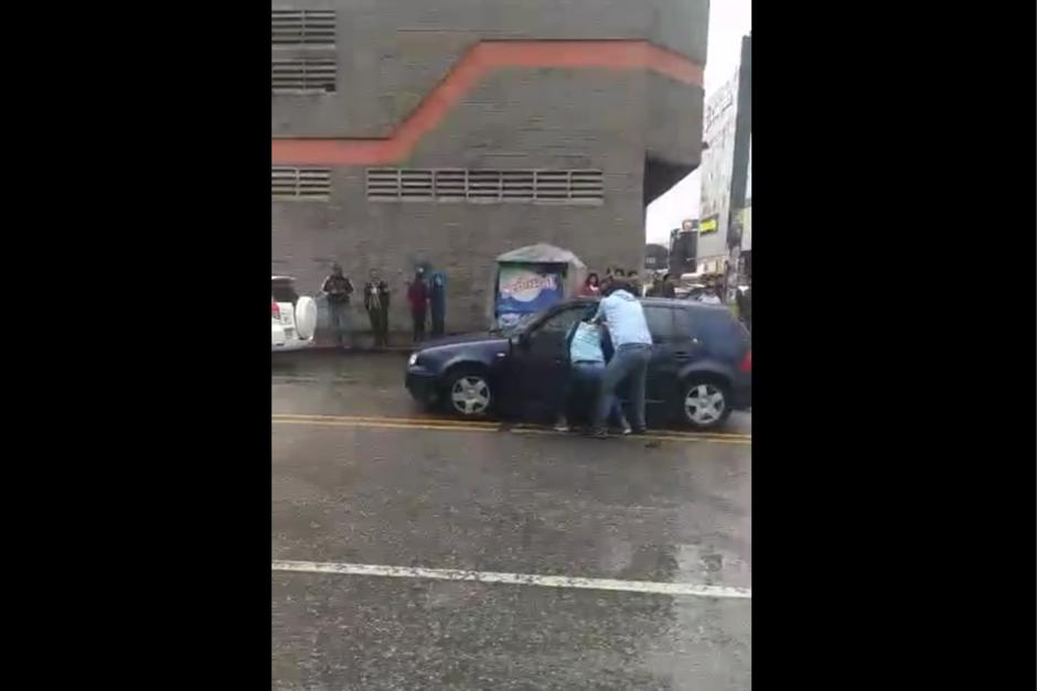 Un nuevo video explicaría el motivo por el cual se originó la pelea. (Foto: captura video/Stereo100) 