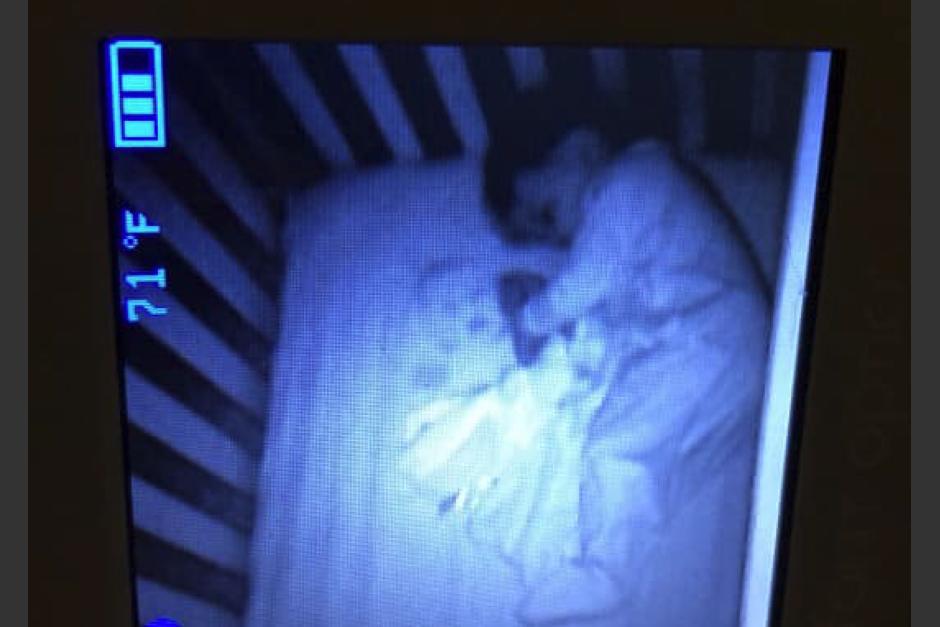 Horrorizada una madre descubrió que su hijo dormía con un fantasma. (Foto: Captura de pantalla)